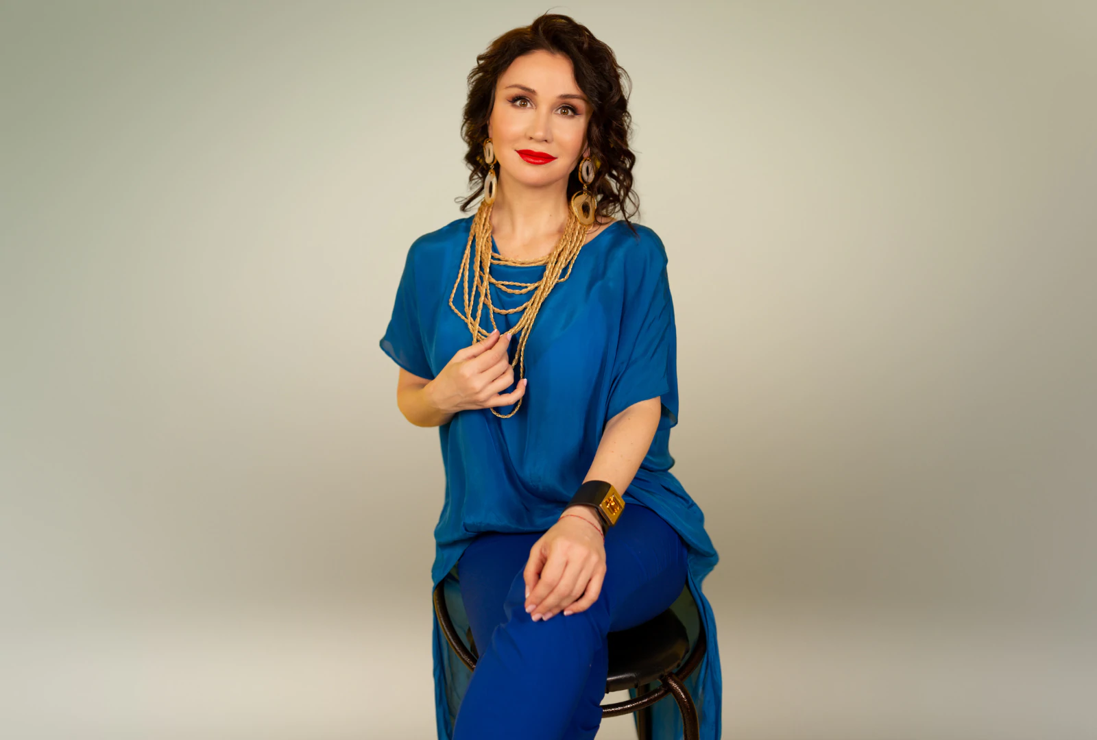 woman wearing Monochromatic colours 